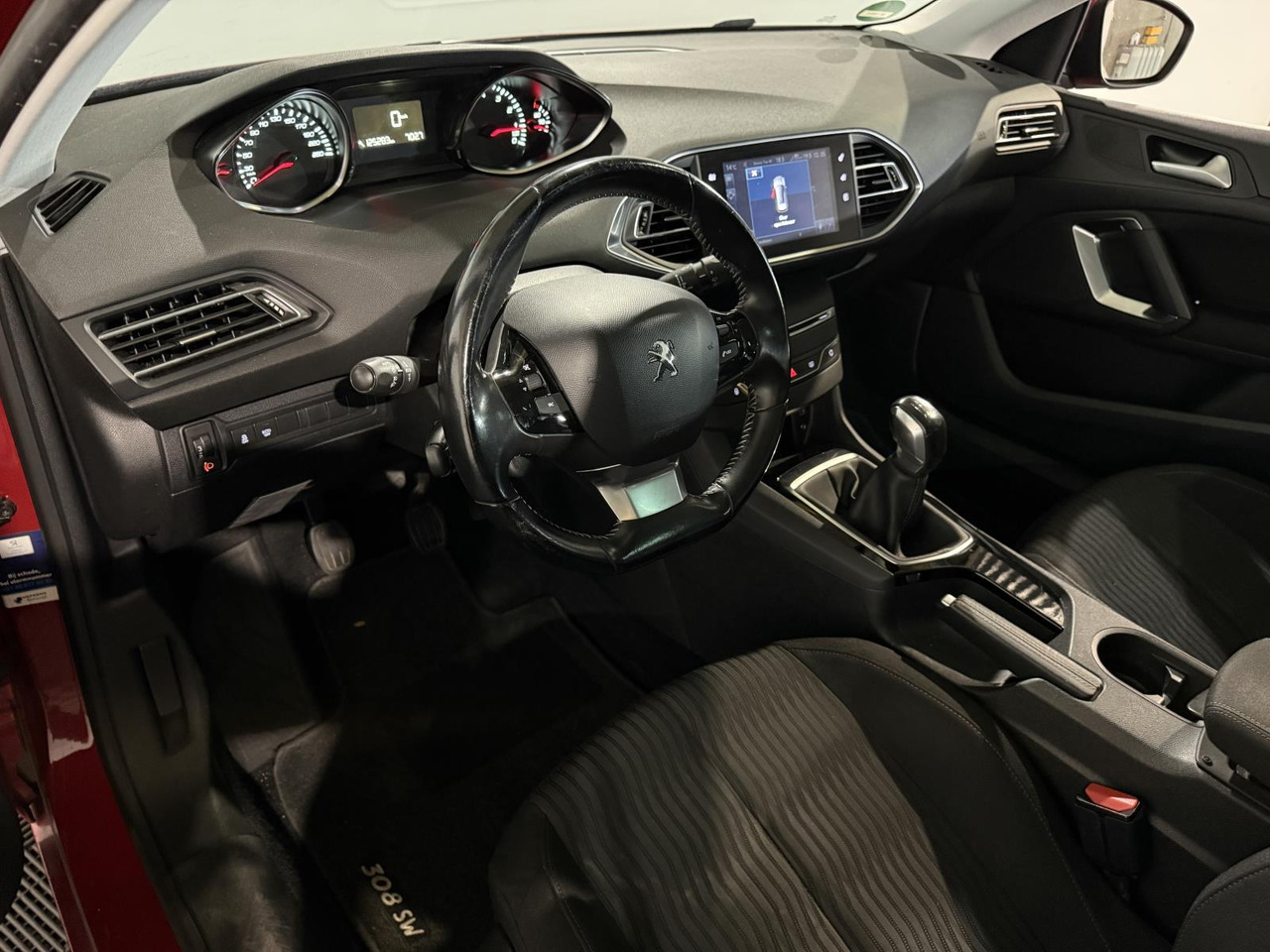 Peugeot | 308 SW | 1.2 PureTech Blue Lion | 2017 | 125.283 km | NL320L | Logisch - Automóvel: foto 4 Peugeot | 308 SW | 1.2 PureTech Blue Lion | 2017 | 125.283 km | NL320L | Logisch - Automóvel: foto 4