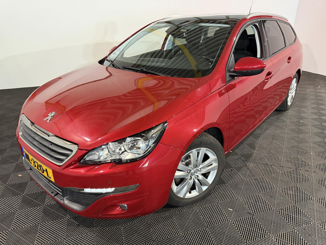 Peugeot | 308 SW | 1.2 PureTech Blue Lion | 2017 | 125.283 km | NL320L | Logisch - Automóvel: foto 1 Peugeot | 308 SW | 1.2 PureTech Blue Lion | 2017 | 125.283 km | NL320L | Logisch - Automóvel: foto 1