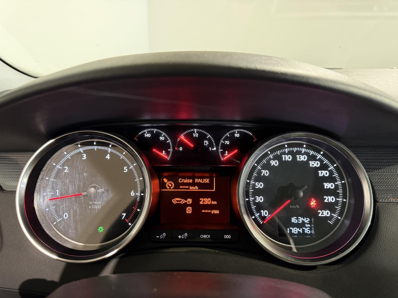Peugeot | 508 SW | 1.6 THP Active | 2011 | 178.476 km | 36RVZ7 | Logisch - Automóvel: foto 5 Peugeot | 508 SW | 1.6 THP Active | 2011 | 178.476 km | 36RVZ7 | Logisch - Automóvel: foto 5