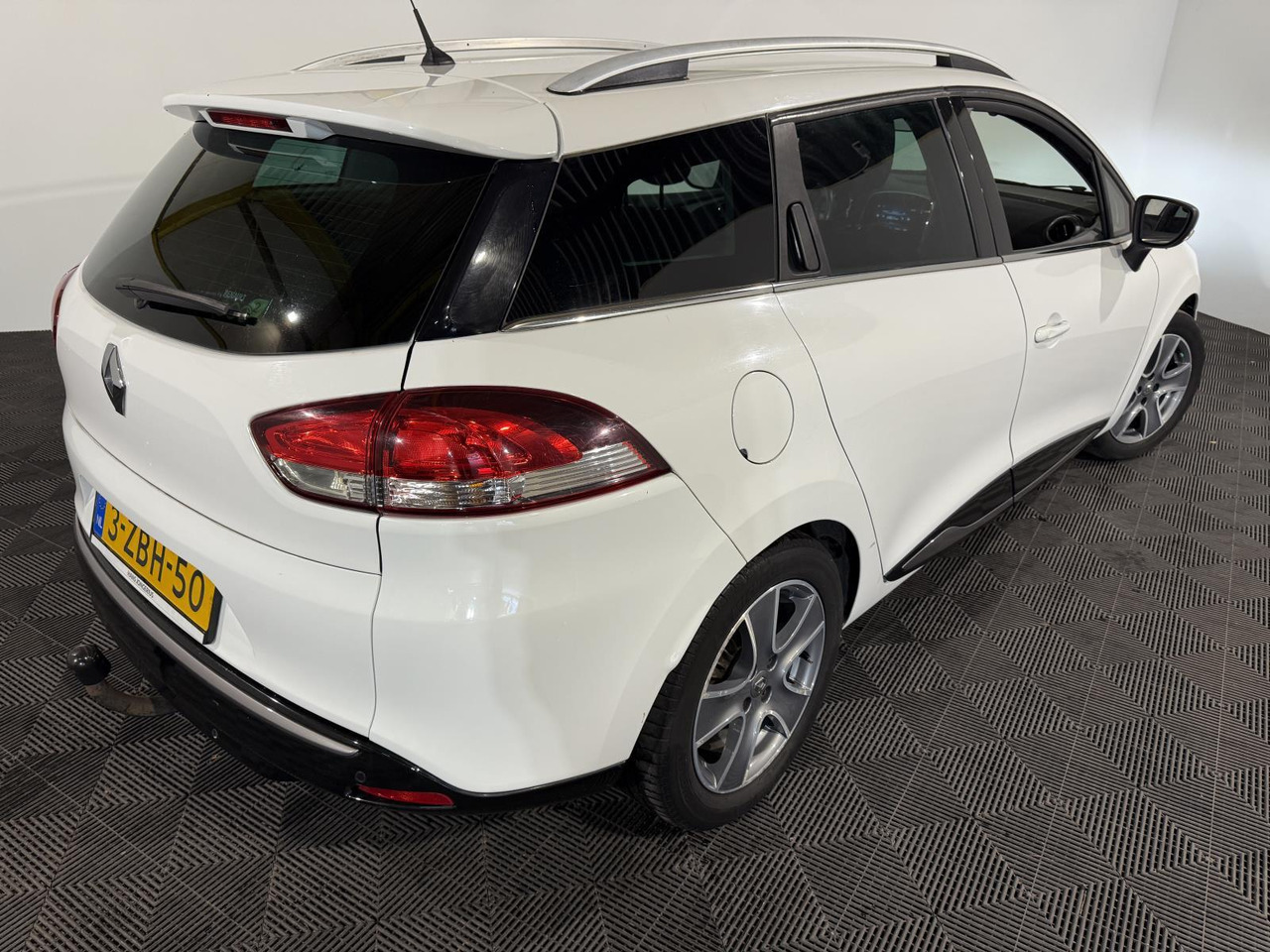 Renault | Clio Estate | 0.9 TCe Night&Day | 2014 | 176.858 km | 3ZBH50 | Logisch - Automóvel: foto 3 Renault | Clio Estate | 0.9 TCe Night&Day | 2014 | 176.858 km | 3ZBH50 | Logisch - Automóvel: foto 3