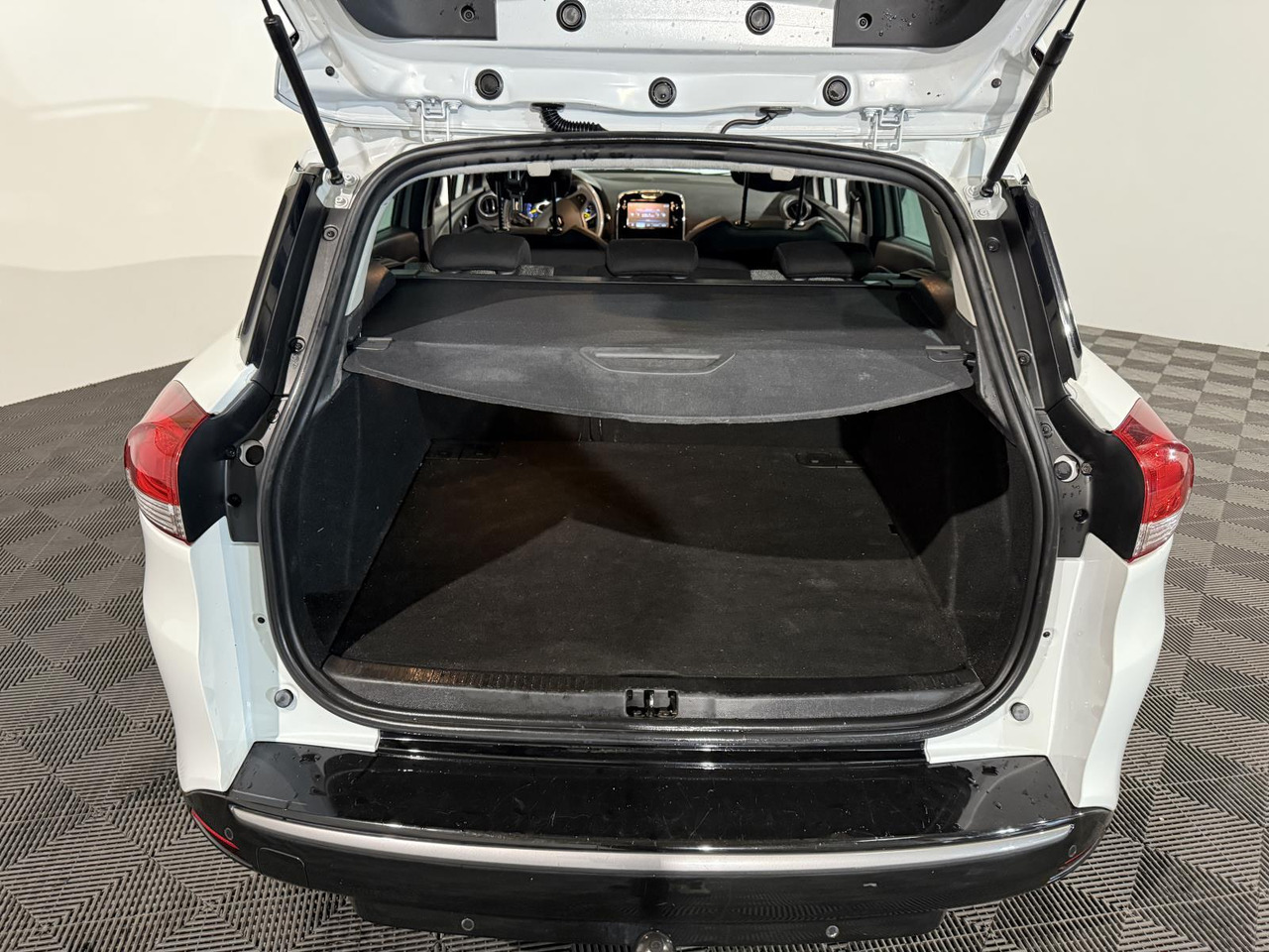 Renault | Clio Estate | 0.9 TCe Night&Day | 2014 | 176.858 km | 3ZBH50 | Logisch - Automóvel: foto 2 Renault | Clio Estate | 0.9 TCe Night&Day | 2014 | 176.858 km | 3ZBH50 | Logisch - Automóvel: foto 2