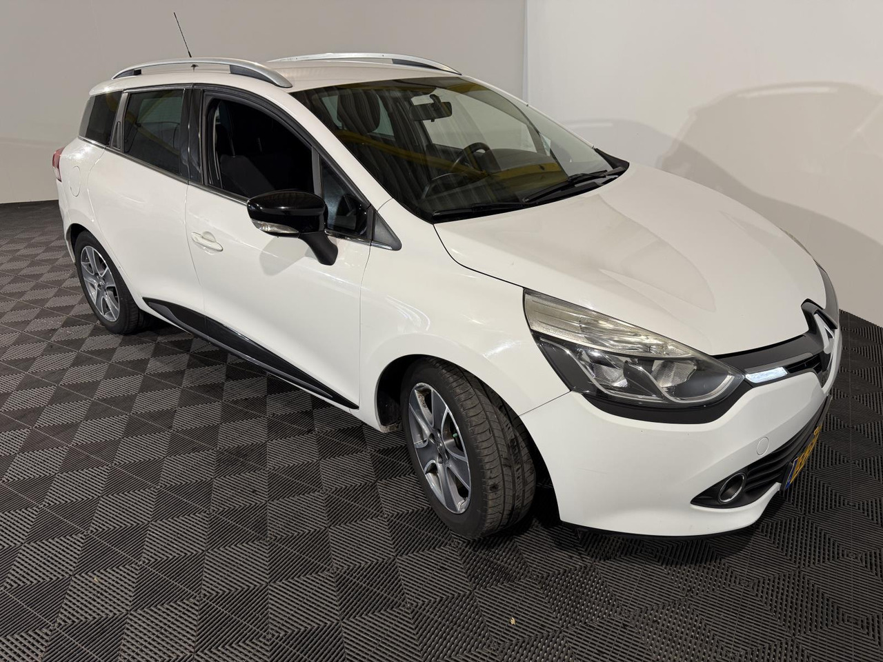 Renault | Clio Estate | 0.9 TCe Night&Day | 2014 | 176.858 km | 3ZBH50 | Logisch - Automóvel: foto 4 Renault | Clio Estate | 0.9 TCe Night&Day | 2014 | 176.858 km | 3ZBH50 | Logisch - Automóvel: foto 4
