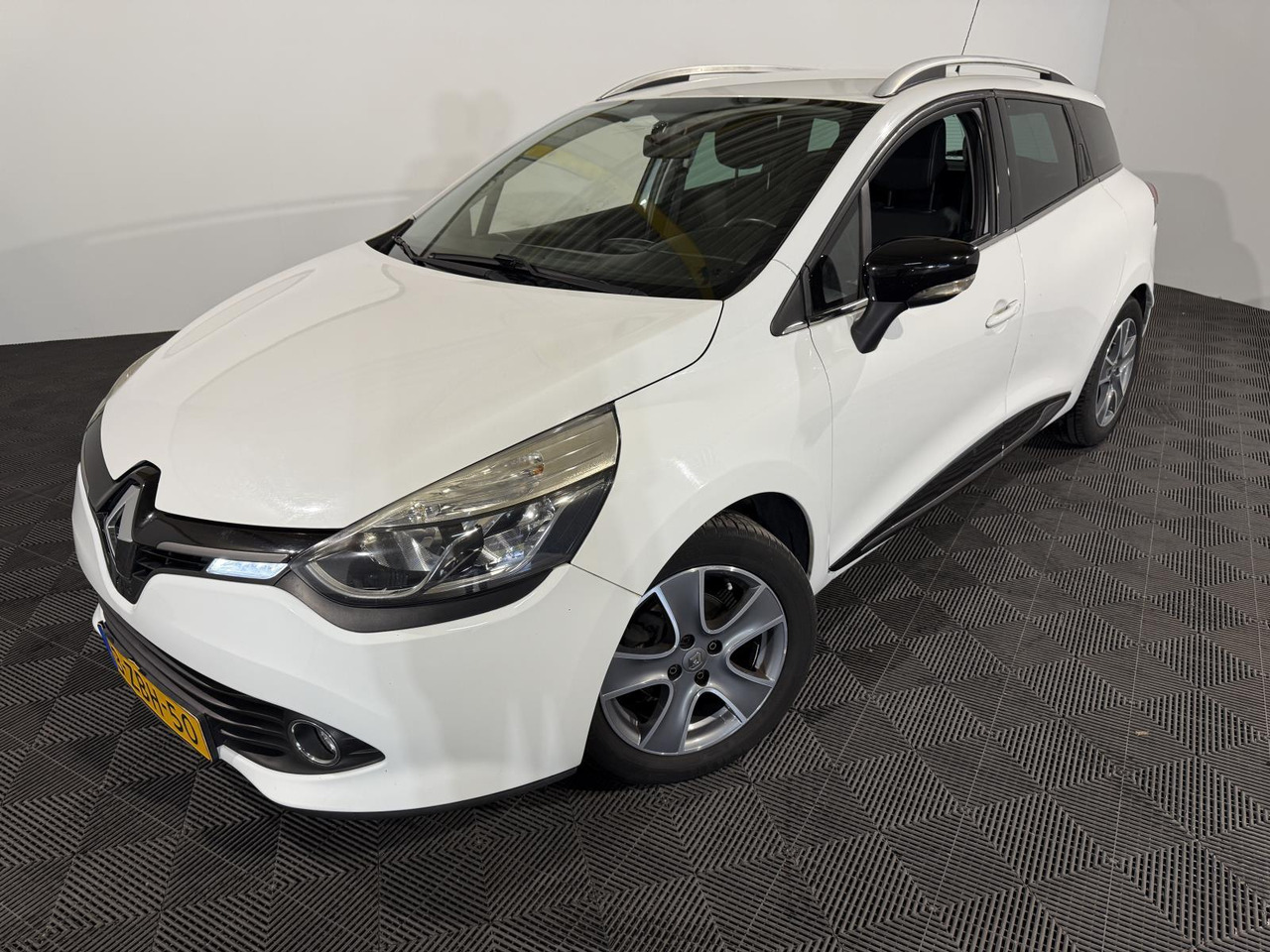Renault | Clio Estate | 0.9 TCe Night&Day | 2014 | 176.858 km | 3ZBH50 | Logisch - Automóvel: foto 1 Renault | Clio Estate | 0.9 TCe Night&Day | 2014 | 176.858 km | 3ZBH50 | Logisch - Automóvel: foto 1