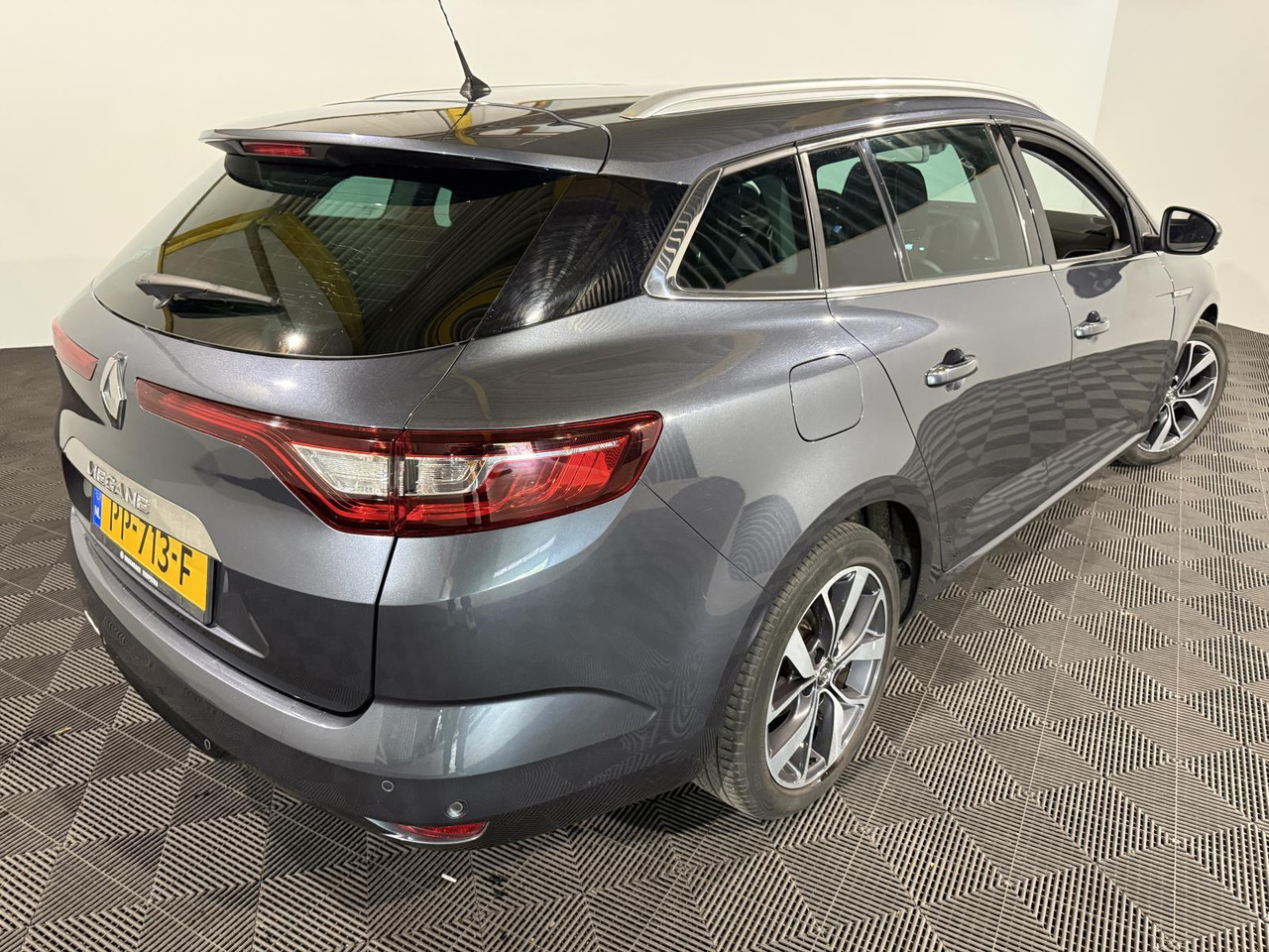 Renault | Mégane Estate | 1.2 TCe Bose | 2017 | 197.462 km | PP713F | Logisch - Automóvel: foto 2 Renault | Mégane Estate | 1.2 TCe Bose | 2017 | 197.462 km | PP713F | Logisch - Automóvel: foto 2