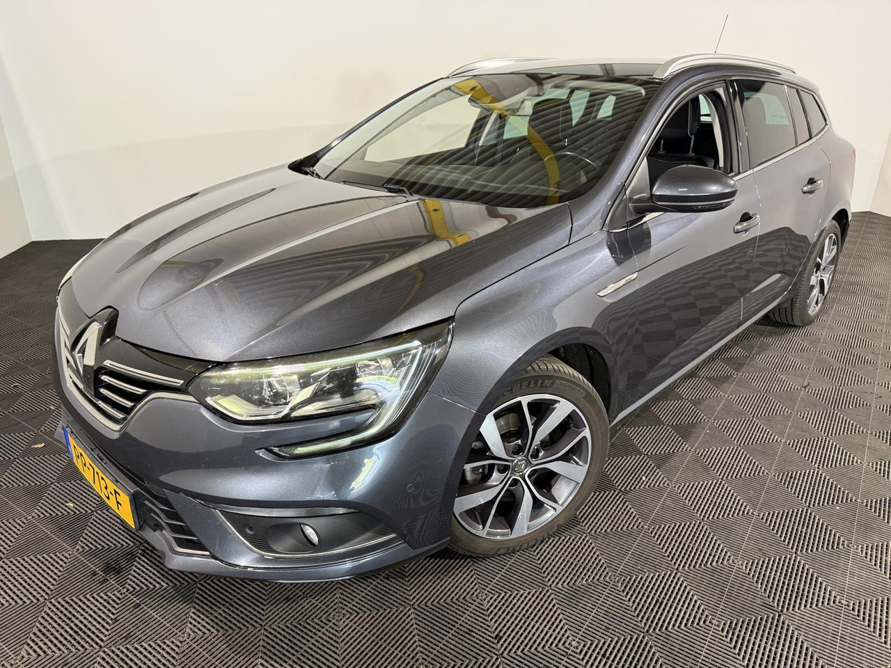 Renault | Mégane Estate | 1.2 TCe Bose | 2017 | 197.462 km | PP713F | Logisch - Automóvel: foto 1 Renault | Mégane Estate | 1.2 TCe Bose | 2017 | 197.462 km | PP713F | Logisch - Automóvel: foto 1