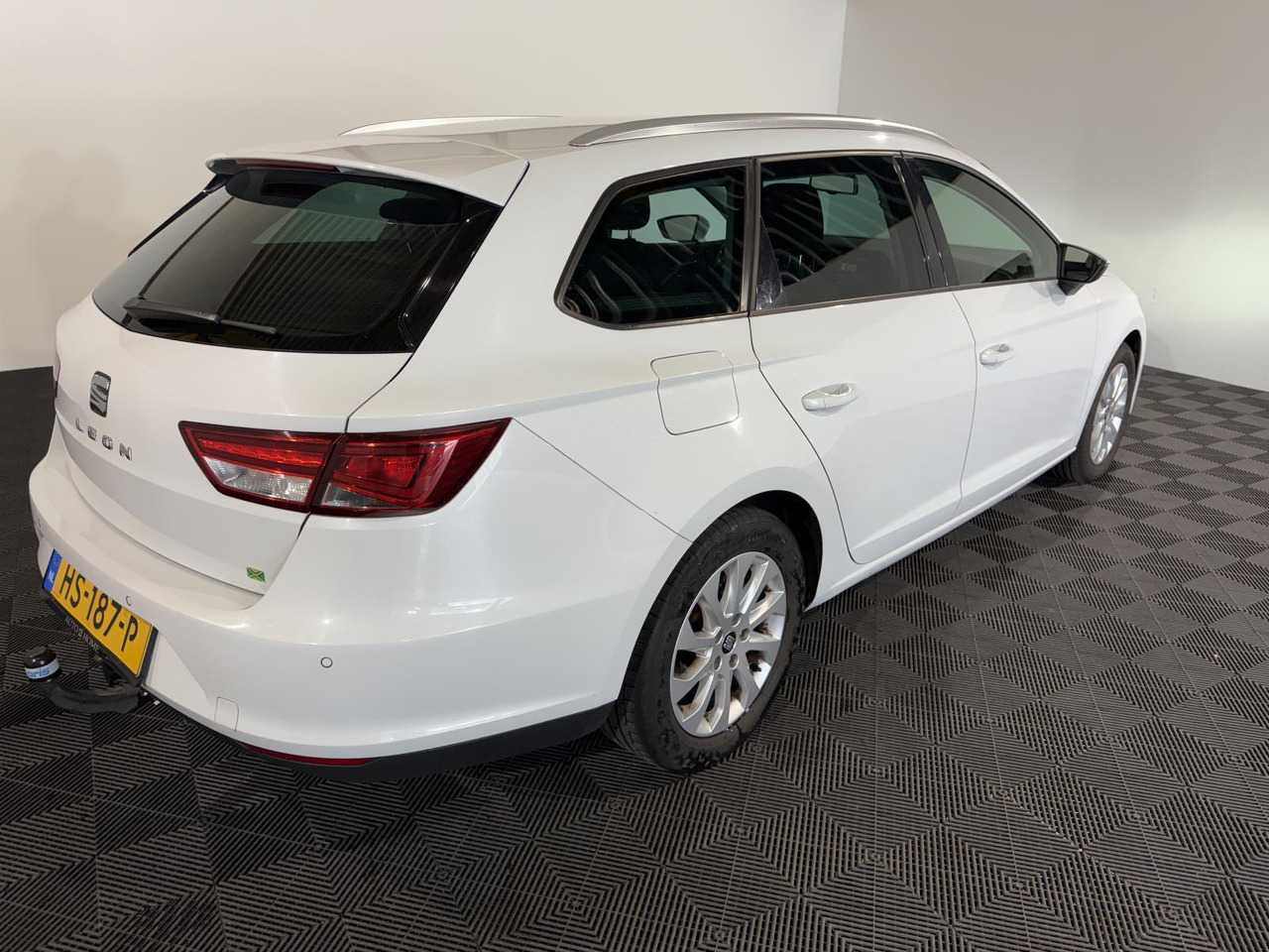 SEAT | Leon ST | 1.6 TDI Style Connect Ecomotive | 2015 | 284.524 km | HS187P | Logisch - Automóvel: foto 4 SEAT | Leon ST | 1.6 TDI Style Connect Ecomotive | 2015 | 284.524 km | HS187P | Logisch - Automóvel: foto 4