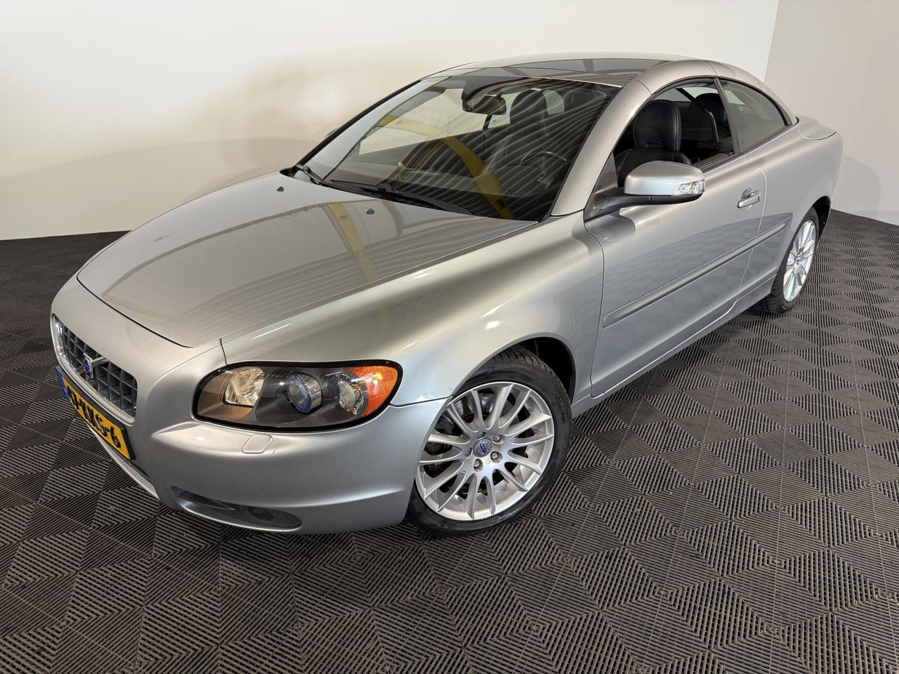 Volvo | C70 Convertible | 2.0D Summum | 2010 | 194.179 km | 47KKS6 | Logisch - Automóvel: foto 1 Volvo | C70 Convertible | 2.0D Summum | 2010 | 194.179 km | 47KKS6 | Logisch - Automóvel: foto 1