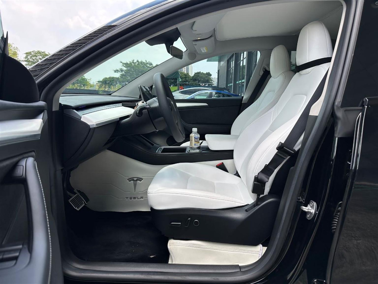 TESLA MODEL Y - Automóvel: foto 2 TESLA MODEL Y - Automóvel: foto 2