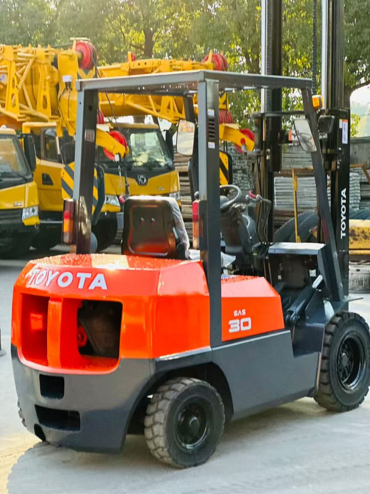 TOYOTA 30 - Empilhador a diesel: foto 3 TOYOTA 30 - Empilhador a diesel: foto 3