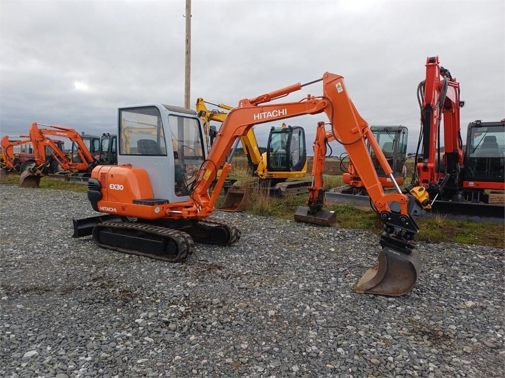 Hitachi EX30 Kallistuvalla liittimellä - Mini escavadeira: foto 4 Hitachi EX30 Kallistuvalla liittimellä - Mini escavadeira: foto 4