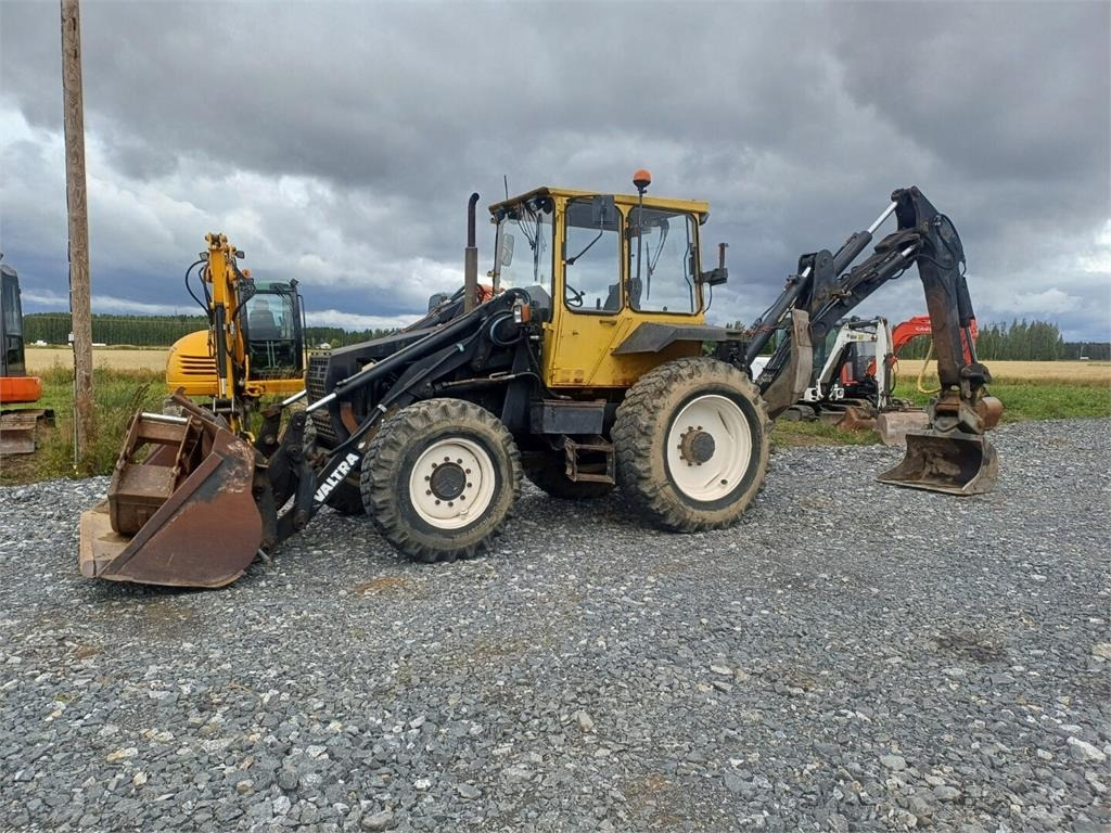 Valmet Valtra 8000 kallistuva luiskakauha - Retroescavadeira: foto 1 Valmet Valtra 8000 kallistuva luiskakauha - Retroescavadeira: foto 1
