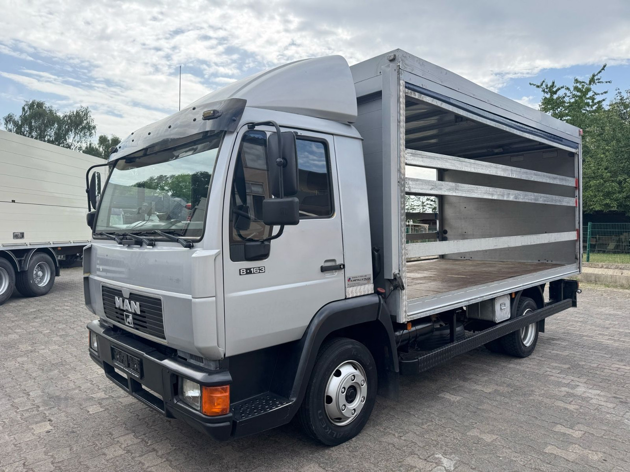 MAN 8. 163 /L2000/LBW-2T./2xAHK - Carrinha de lona: foto 1 MAN 8. 163 /L2000/LBW-2T./2xAHK - Carrinha de lona: foto 1