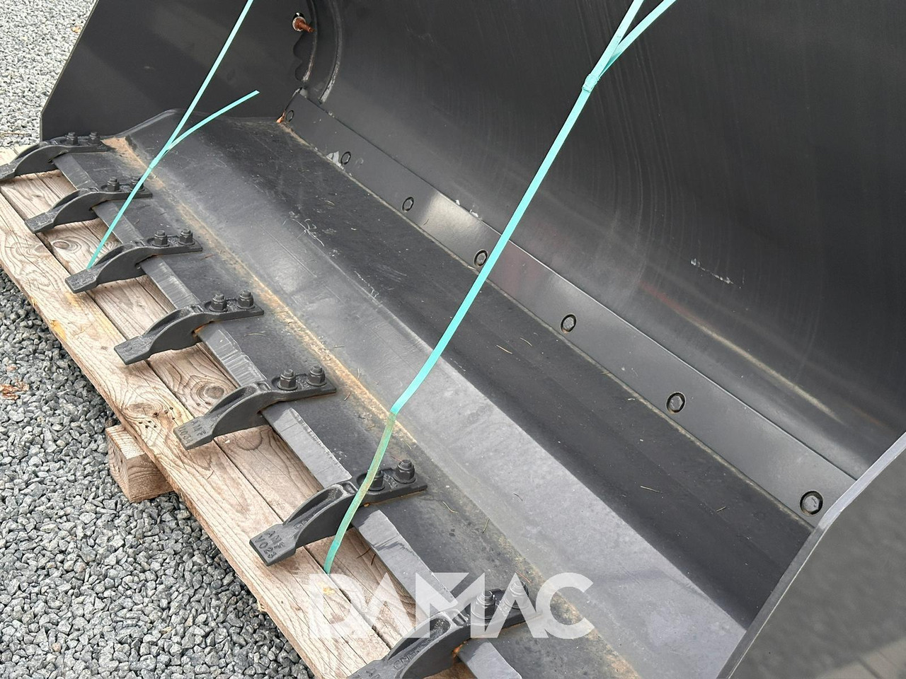 NEW HOLLAND 220 - Balde carregador: foto 3 NEW HOLLAND 220 - Balde carregador: foto 3