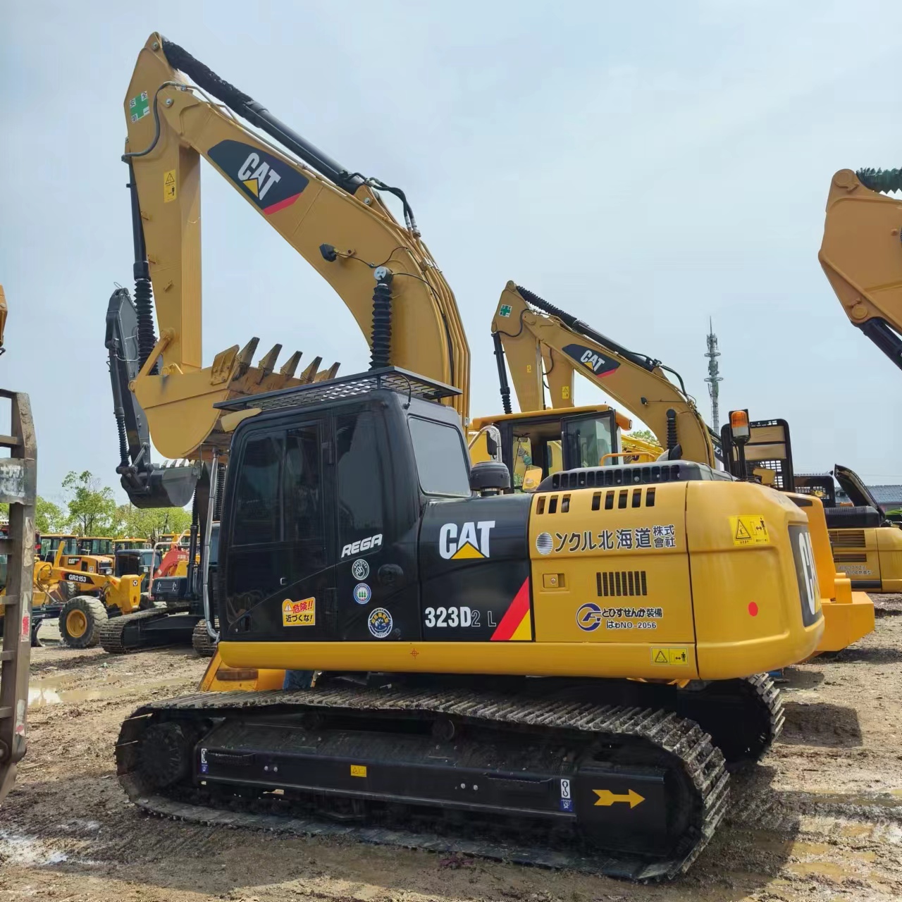 CATERPILLAR 323D2L - Escavadora de rastos: foto 1 CATERPILLAR 323D2L - Escavadora de rastos: foto 1