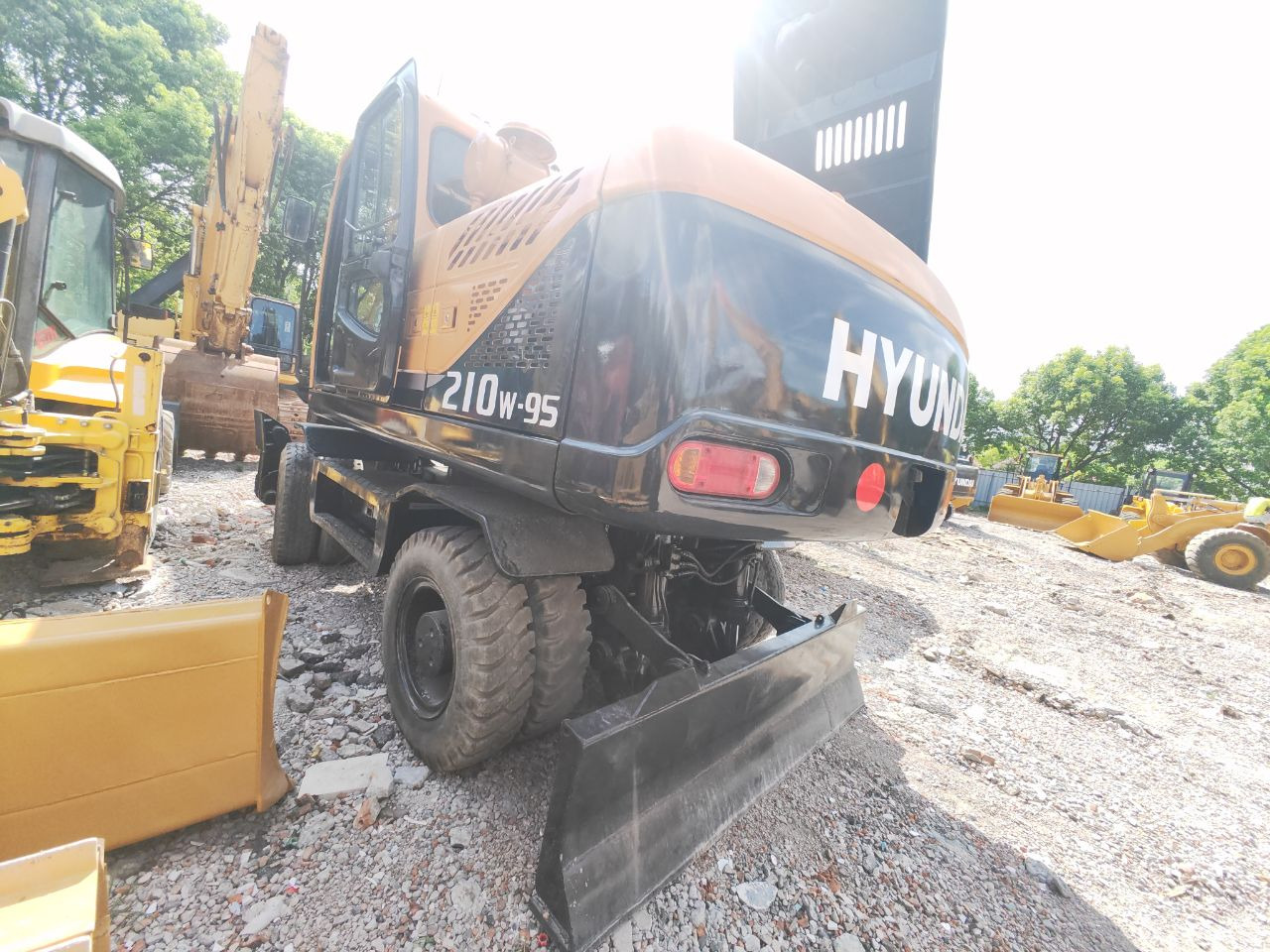Escavadeira de rodas HYUNDAI R210W-9: foto 6