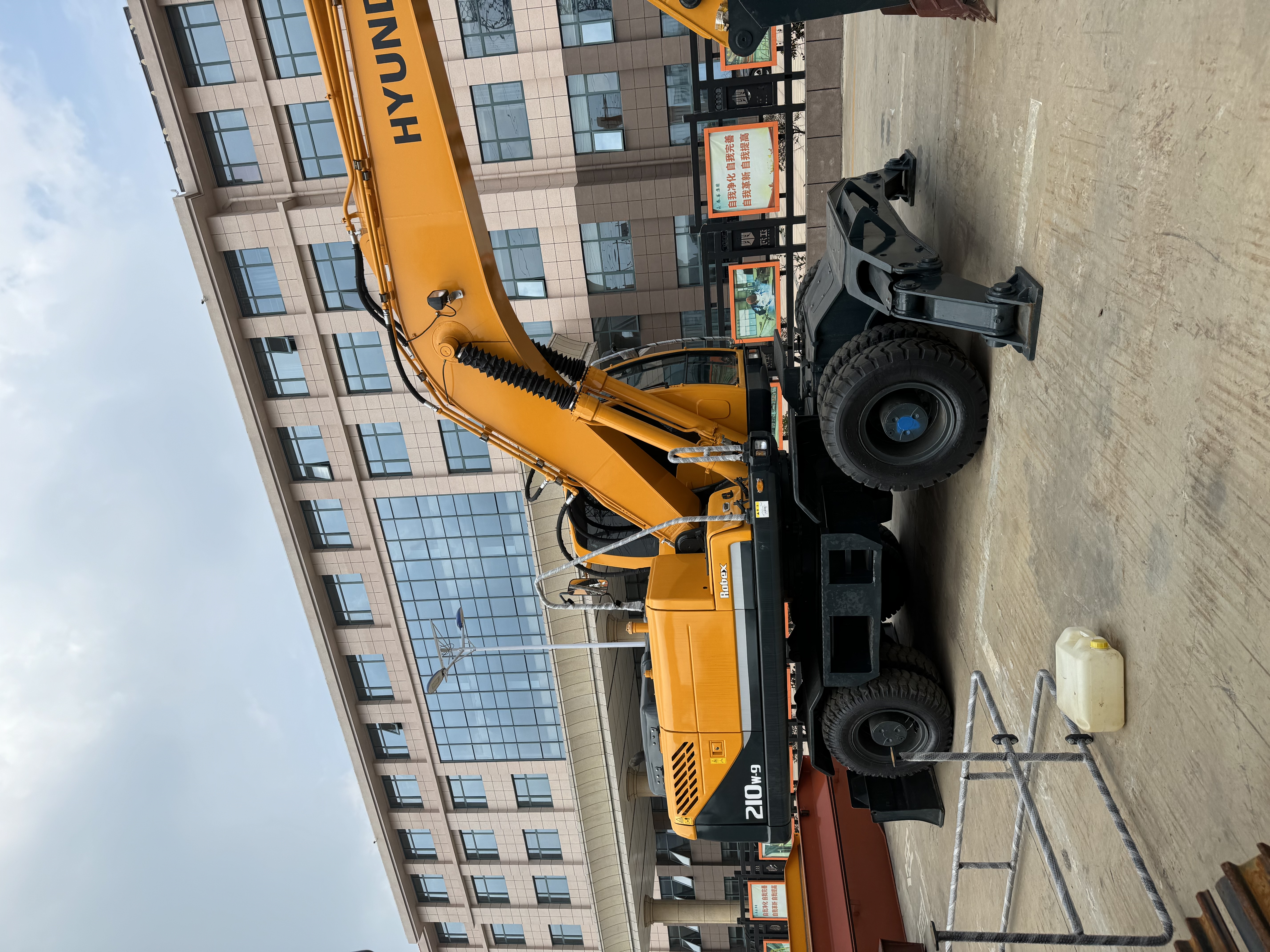 Escavadeira de rodas Hyundai 210W-9: foto 8 Escavadeira de rodas Hyundai 210W-9: foto 8