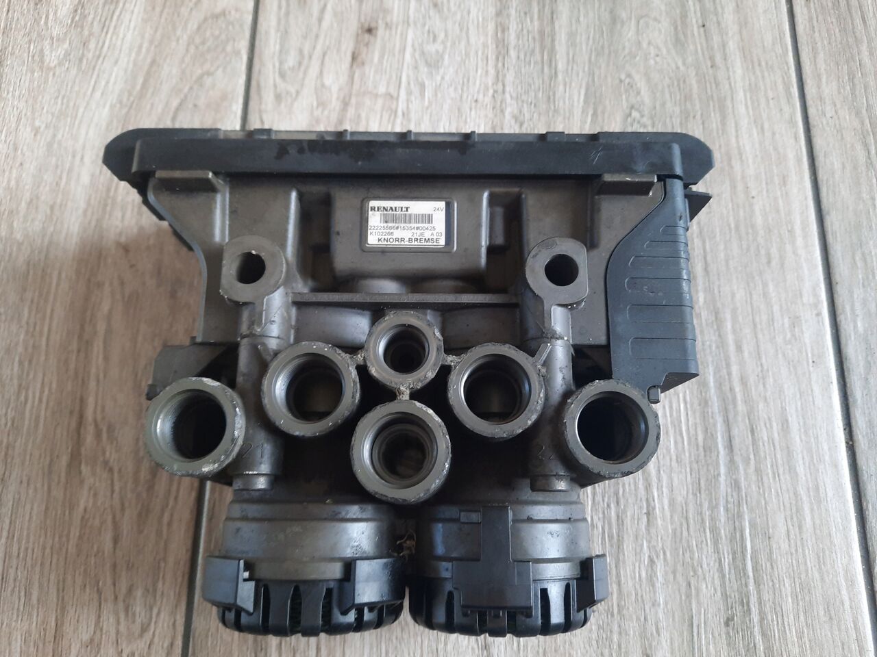 KNORR-BREMSE ZAWÓR EBS TYLNY TYŁ RENAULT GAMA RANGE T RANGE - Válvula de freio para Camião: foto 1 KNORR-BREMSE ZAWÓR EBS TYLNY TYŁ RENAULT GAMA RANGE T RANGE - Válvula de freio para Camião: foto 1