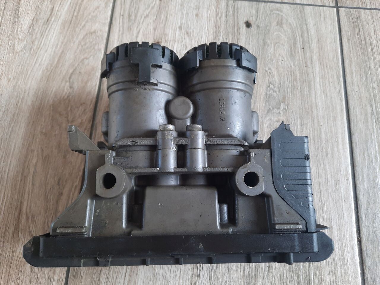 KNORR-BREMSE ZAWÓR EBS TYLNY TYŁ RENAULT GAMA RANGE T RANGE - Válvula de freio para Camião: foto 2 KNORR-BREMSE ZAWÓR EBS TYLNY TYŁ RENAULT GAMA RANGE T RANGE - Válvula de freio para Camião: foto 2