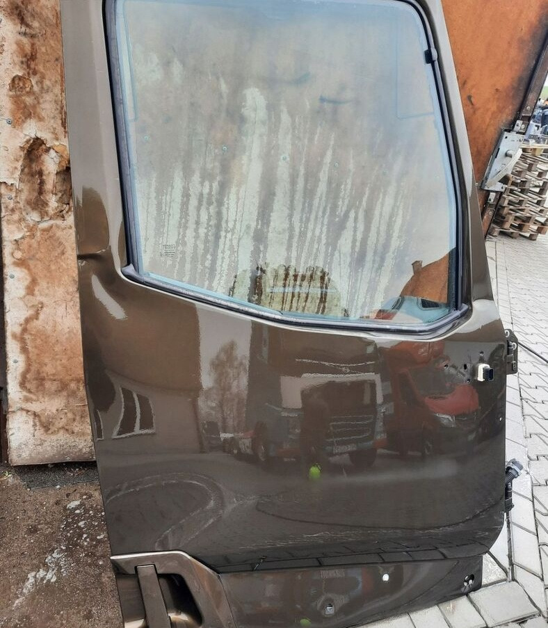 Renault GAMA T K C RANGE - Porta e peças para Camião: foto 1 Renault GAMA T K C RANGE - Porta e peças para Camião: foto 1