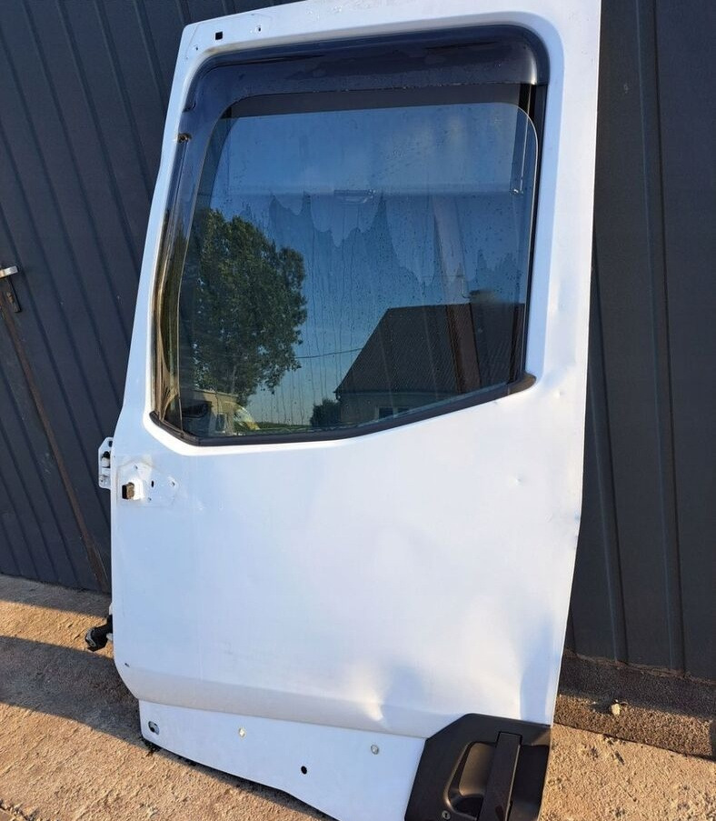 Renault GAMA T K C RANGE - Porta e peças para Camião: foto 1 Renault GAMA T K C RANGE - Porta e peças para Camião: foto 1