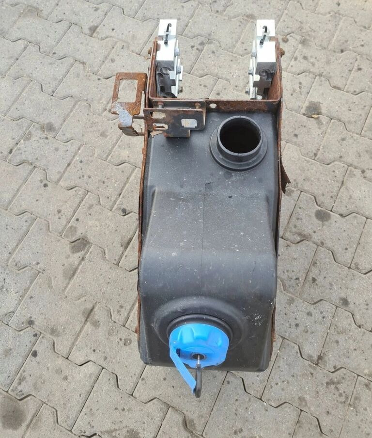 Renault OE 22077231 Renault RENAULT GAMA D VOLVO FL EURO 6 - Tanque para AdBlue para Camião: foto 2 Renault OE 22077231 Renault RENAULT GAMA D VOLVO FL EURO 6 - Tanque para AdBlue para Camião: foto 2