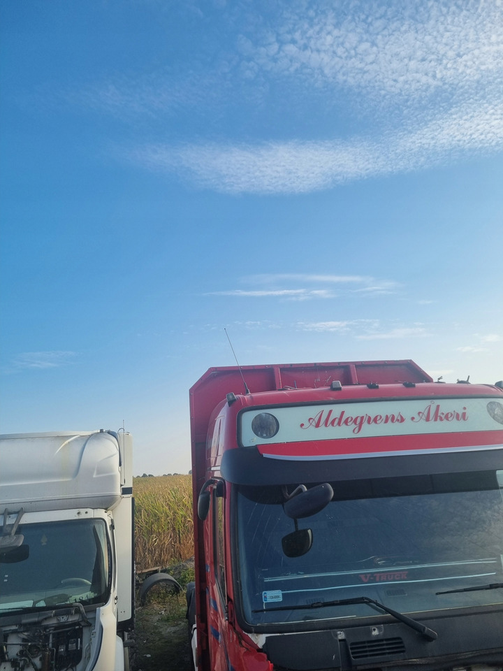 VOLVO BLENDA DASZEK OSŁONA PRZECIWSŁONECZNA MOCOWANIA VOLVO FH 13 16 LIFT - Pala sol para Camião: foto 3 VOLVO BLENDA DASZEK OSŁONA PRZECIWSŁONECZNA MOCOWANIA VOLVO FH 13 16 LIFT - Pala sol para Camião: foto 3