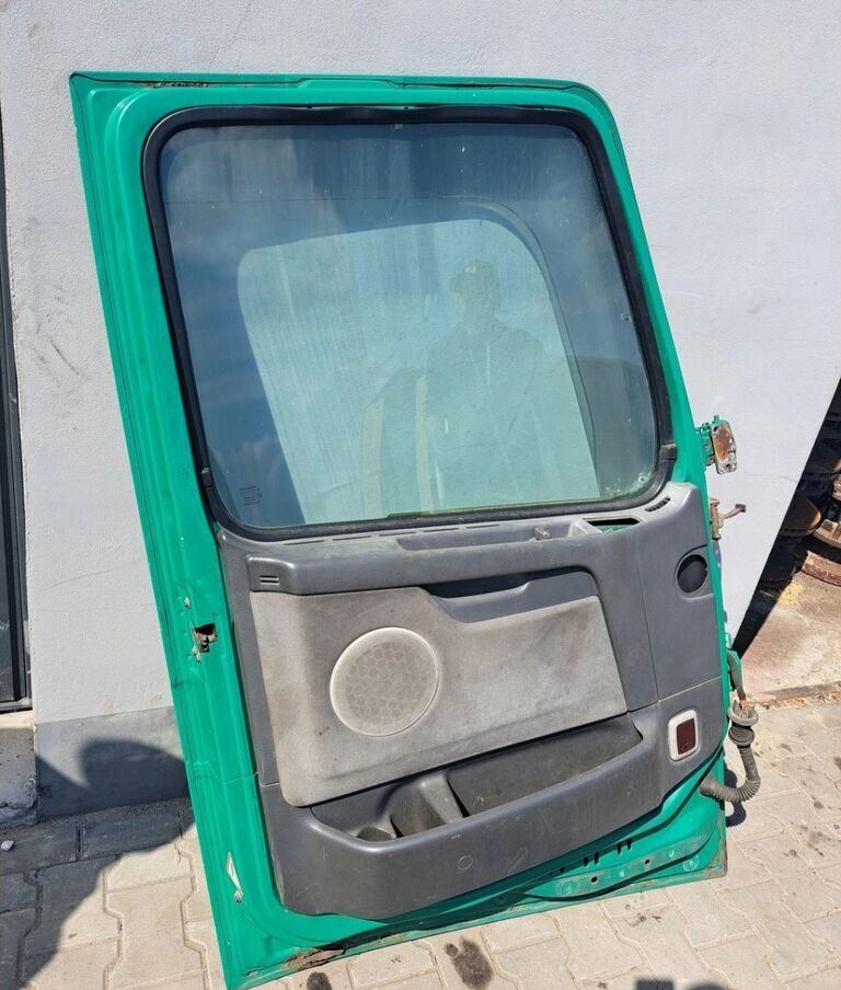 VOLVO DRZWI KOMPLETNE LEWE VOLVO FH 12 13 - Porta e peças para Camião: foto 4 VOLVO DRZWI KOMPLETNE LEWE VOLVO FH 12 13 - Porta e peças para Camião: foto 4
