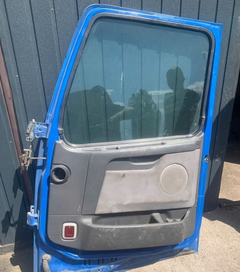 VOLVO DRZWI KOMPLETNE PRAWE VOLVO FH 12 13 - Porta e peças para Camião: foto 4 VOLVO DRZWI KOMPLETNE PRAWE VOLVO FH 12 13 - Porta e peças para Camião: foto 4