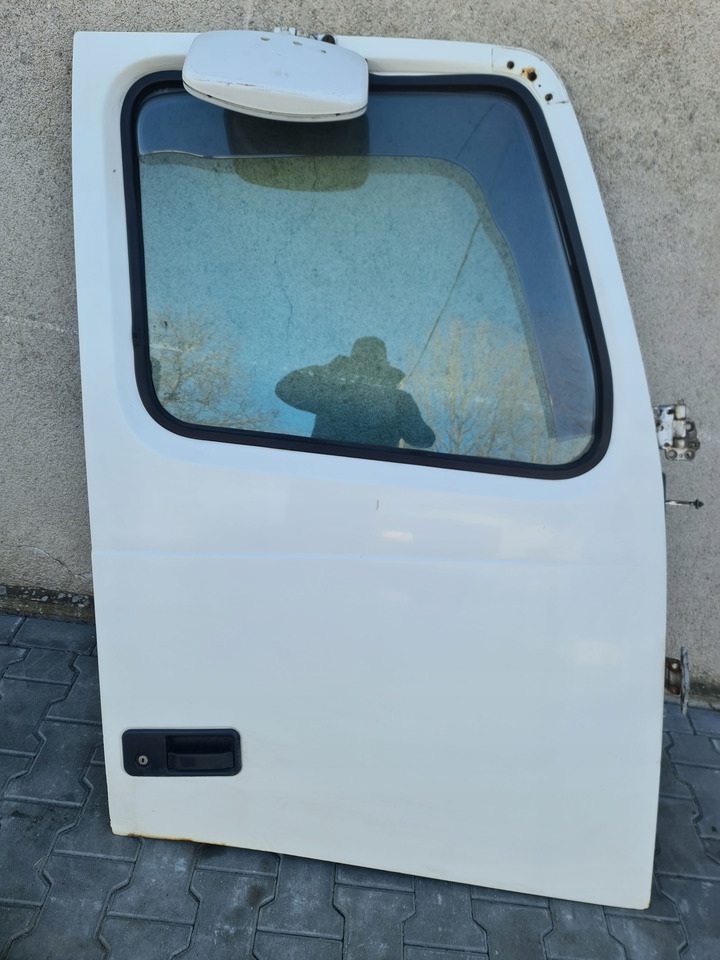 VOLVO DRZWI KOMPLETNE PRAWE VOLVO FH 12 13 - Porta e peças para Camião: foto 1 VOLVO DRZWI KOMPLETNE PRAWE VOLVO FH 12 13 - Porta e peças para Camião: foto 1