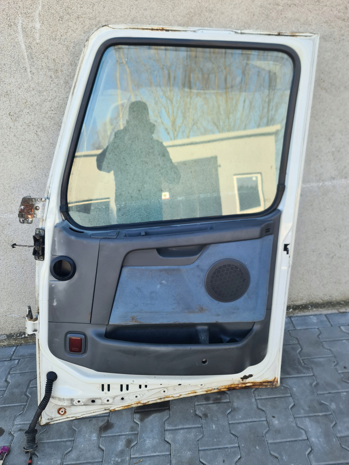 VOLVO DRZWI KOMPLETNE PRAWE VOLVO FH 12 13 - Porta e peças para Camião: foto 4 VOLVO DRZWI KOMPLETNE PRAWE VOLVO FH 12 13 - Porta e peças para Camião: foto 4