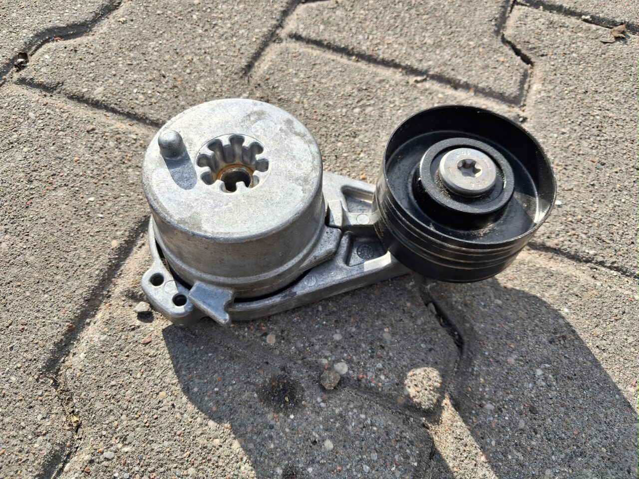 VOLVO ROLKA NAPINACZ PASKA ALTERNATORA RENAULT RANGE GAMA T VOLVO FH 4 5 - Motor e peças para Camião: foto 1 VOLVO ROLKA NAPINACZ PASKA ALTERNATORA RENAULT RANGE GAMA T VOLVO FH 4 5 - Motor e peças para Camião: foto 1