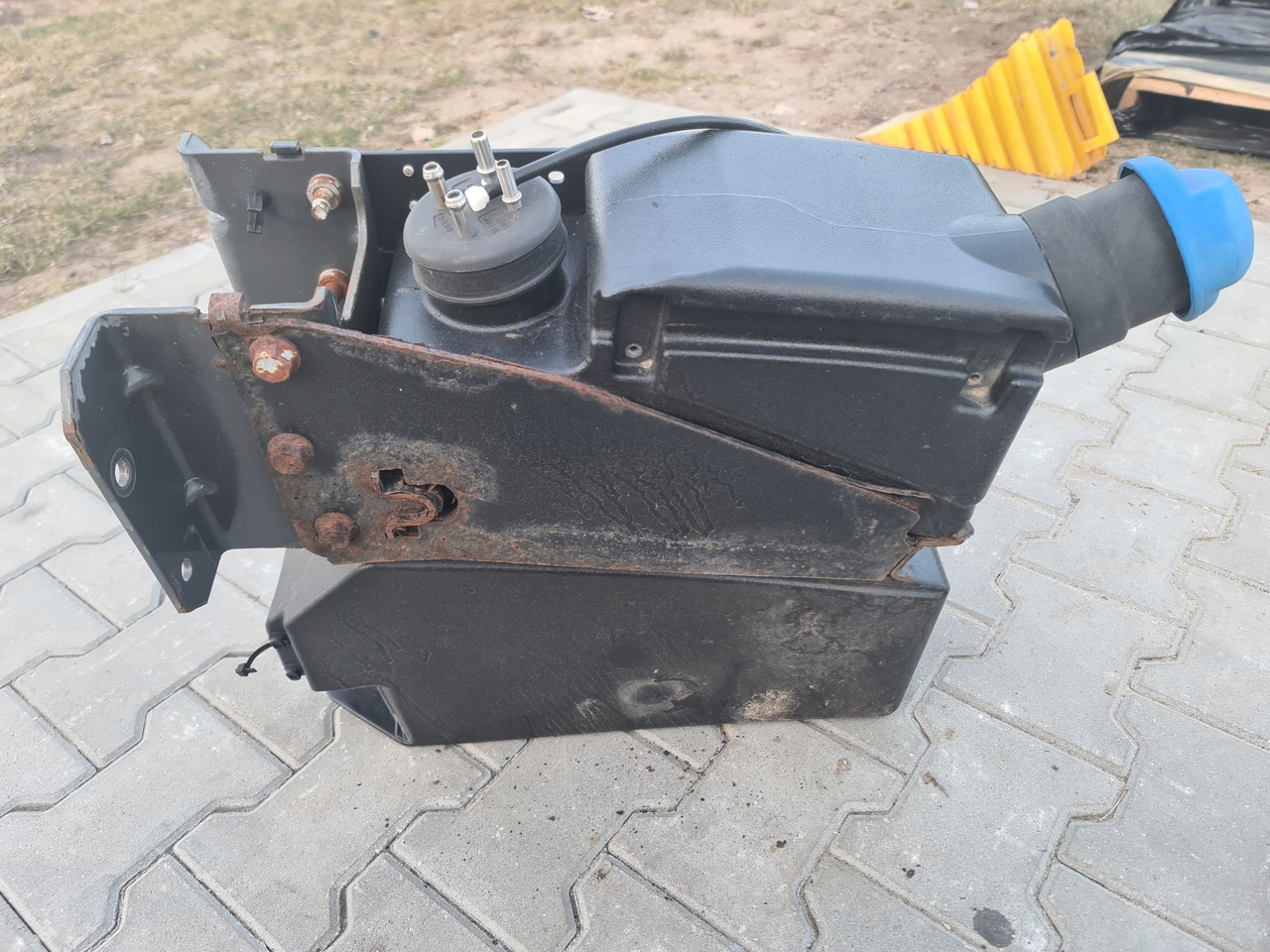 VOLVO ZBIORNIK ADBLUE RENAULT MIDLUM PREMIUM DXI 5 7 VOLVO FL FE - Tanque para AdBlue para Camião: foto 1 VOLVO ZBIORNIK ADBLUE RENAULT MIDLUM PREMIUM DXI 5 7 VOLVO FL FE - Tanque para AdBlue para Camião: foto 1