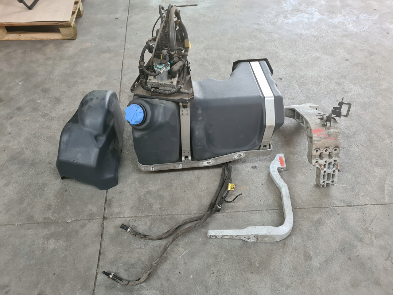 Tanque para AdBlue VOLVO ZBIORNIK POMPA WIĄZKA ADBLUE KOMPLET RENAULT GAMA T VOLVO FH 4 FM 4: foto 8 Tanque para AdBlue VOLVO ZBIORNIK POMPA WIĄZKA ADBLUE KOMPLET RENAULT GAMA T VOLVO FH 4 FM 4: foto 8