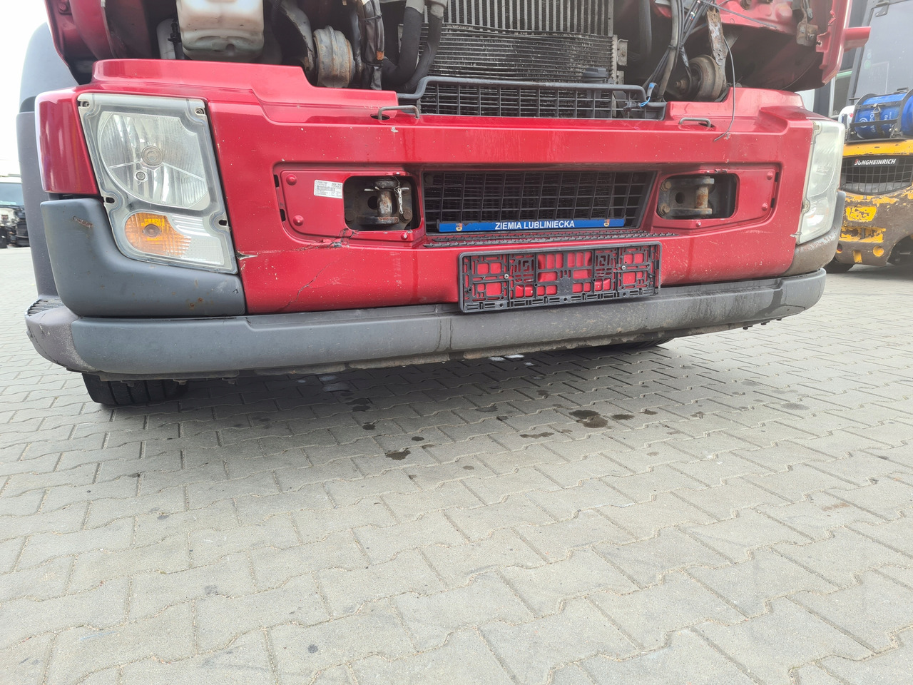 VOLVO ZDERZAK KOMPLETNY Z LAMPAMI BELKA STOPNIE VOLVO FL 22.5 EURO 5 - Para-choque para Camião: foto 1 VOLVO ZDERZAK KOMPLETNY Z LAMPAMI BELKA STOPNIE VOLVO FL 22.5 EURO 5 - Para-choque para Camião: foto 1