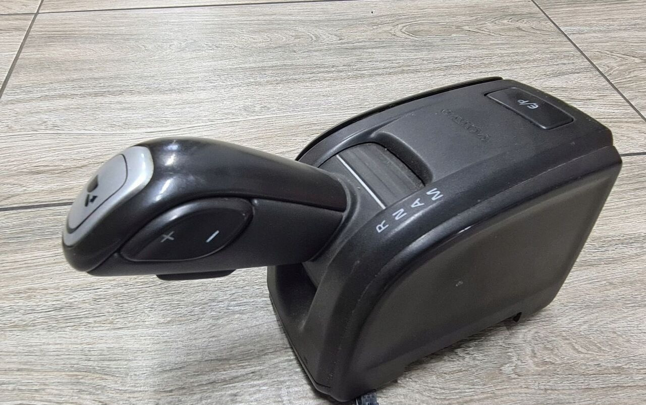 Volvo JOYSTICK ZMIANY BIEGÓW GAŁKA LEWAREK VOLVO FH FM 4 22230455 - Manete de mudanças para Camião: foto 4 Volvo JOYSTICK ZMIANY BIEGÓW GAŁKA LEWAREK VOLVO FH FM 4 22230455 - Manete de mudanças para Camião: foto 4