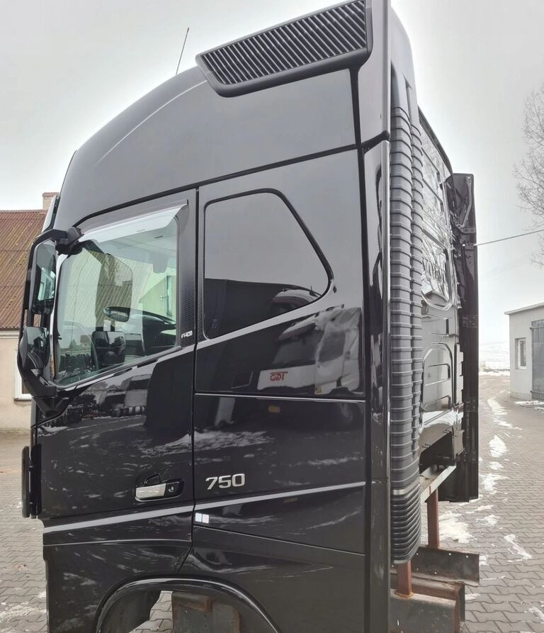 Volvo KOMPLETNA FH 16 750 EURO 6 GLOBETROTTER 2018 ROK Volvo VOLVO FH 16 750 EURO 6 GLOBETROTTER 2018 ROK - Cabine para Camião: foto 3 Volvo KOMPLETNA FH 16 750 EURO 6 GLOBETROTTER 2018 ROK Volvo VOLVO FH 16 750 EURO 6 GLOBETROTTER 2018 ROK - Cabine para Camião: foto 3