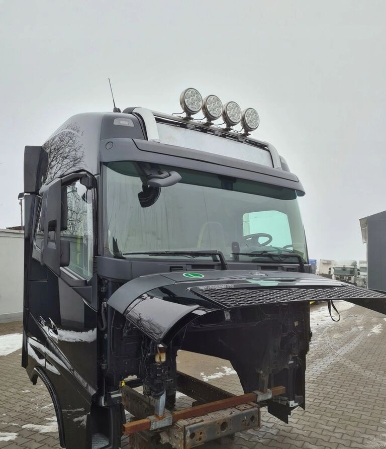 Volvo KOMPLETNA FH 16 750 EURO 6 GLOBETROTTER 2018 ROK Volvo VOLVO FH 16 750 EURO 6 GLOBETROTTER 2018 ROK - Cabine para Camião: foto 2 Volvo KOMPLETNA FH 16 750 EURO 6 GLOBETROTTER 2018 ROK Volvo VOLVO FH 16 750 EURO 6 GLOBETROTTER 2018 ROK - Cabine para Camião: foto 2
