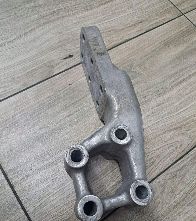 Volvo MOCOWANIE ALUMINIOWE ZAWIESZENIA KABINY TYŁ FH 5 22383055 - Cabine e interior para Camião: foto 1 Volvo MOCOWANIE ALUMINIOWE ZAWIESZENIA KABINY TYŁ FH 5 22383055 - Cabine e interior para Camião: foto 1