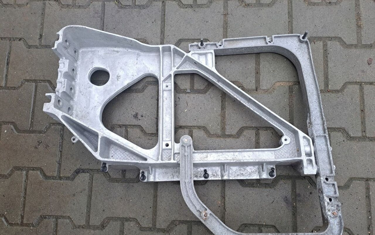 Volvo MOCOWANIE WSPORNIK BŁOTNIKA SKRZYNKI AKUMULATORÓW FH 4 REN - Para-lama para Camião: foto 2 Volvo MOCOWANIE WSPORNIK BŁOTNIKA SKRZYNKI AKUMULATORÓW FH 4 REN - Para-lama para Camião: foto 2