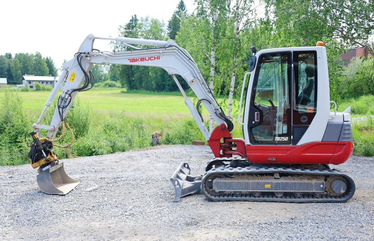Takeuchi TB250 - Mini escavadeira: foto 1 Takeuchi TB250 - Mini escavadeira: foto 1