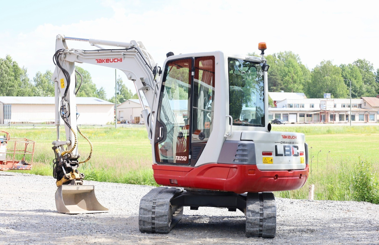 Takeuchi TB250 - Mini escavadeira: foto 3 Takeuchi TB250 - Mini escavadeira: foto 3