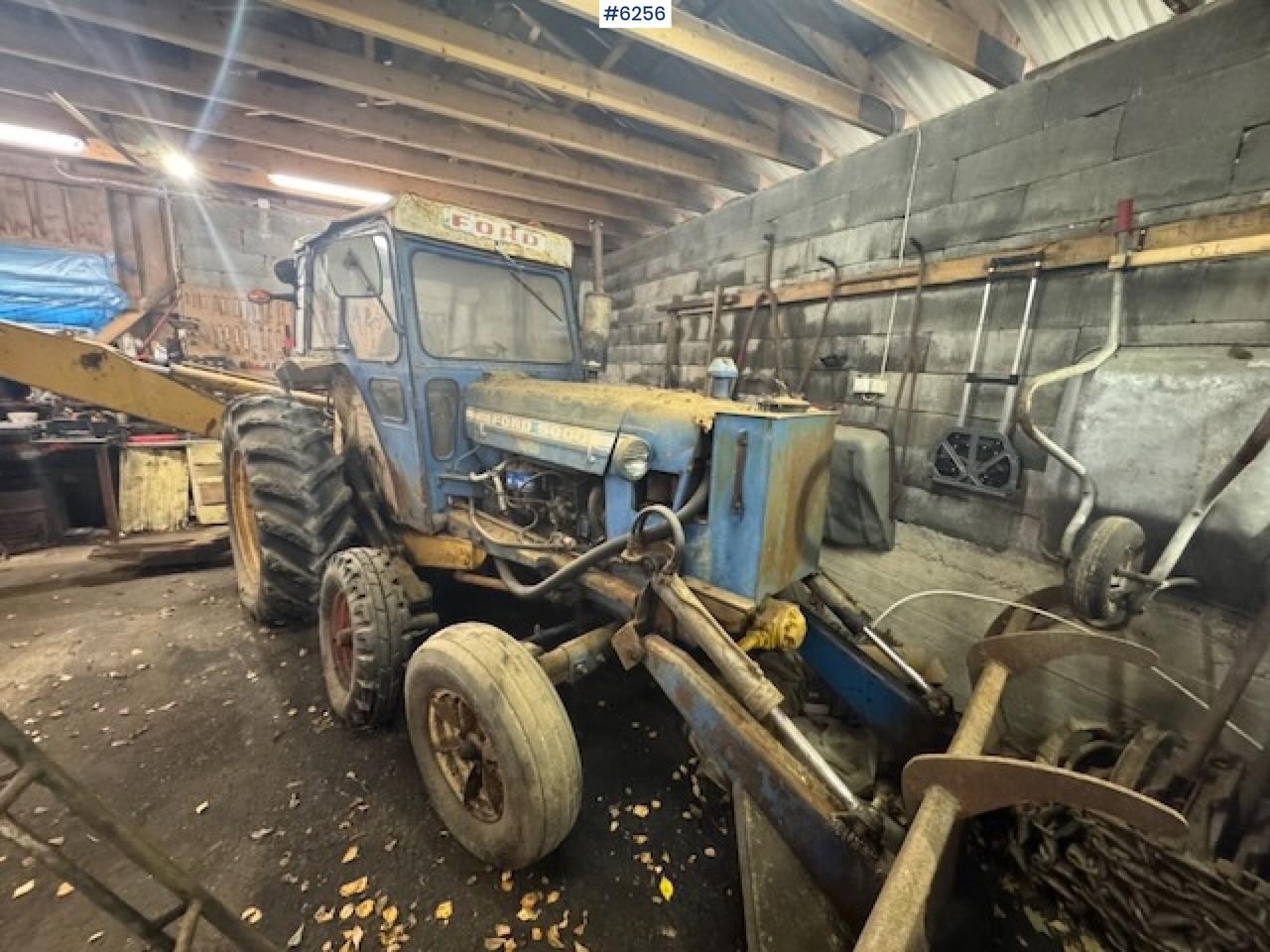 1968 Ford 5000 w/ digger, front cutter and 3 buckets! - Trator: foto 1 1968 Ford 5000 w/ digger, front cutter and 3 buckets! - Trator: foto 1