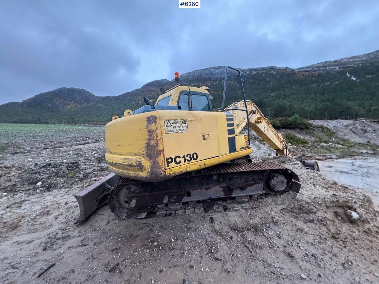 Escavadeira 1998 Komatsu PC130-6K with Grading Bucket and Digging Bucket!: foto 8 Escavadeira 1998 Komatsu PC130-6K with Grading Bucket and Digging Bucket!: foto 8