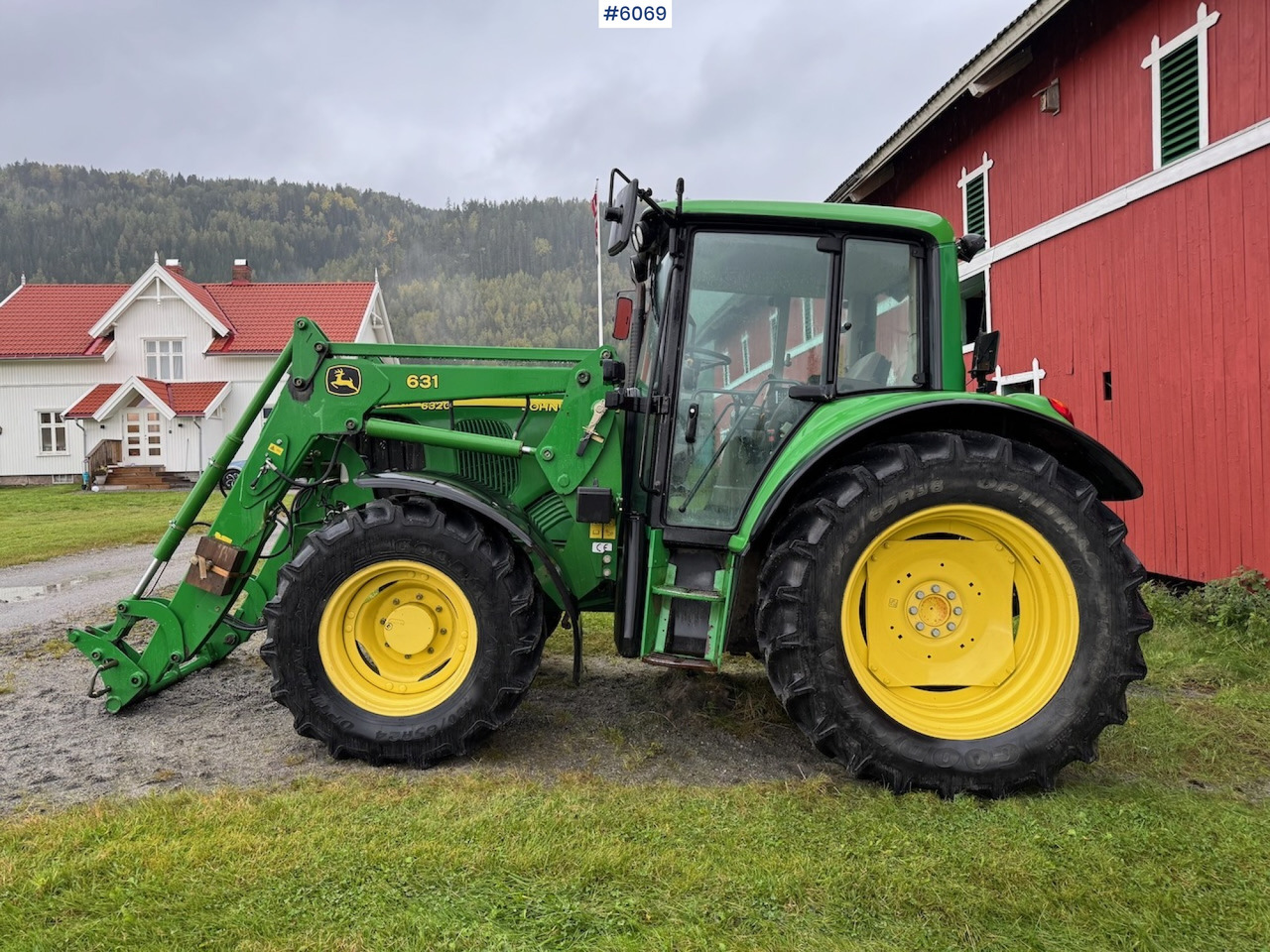 2006 John Deere 6320 w/ front loader, bucket, grapple, pallet fork and chains. Low hours!! - Trator: foto 1 2006 John Deere 6320 w/ front loader, bucket, grapple, pallet fork and chains. Low hours!! - Trator: foto 1