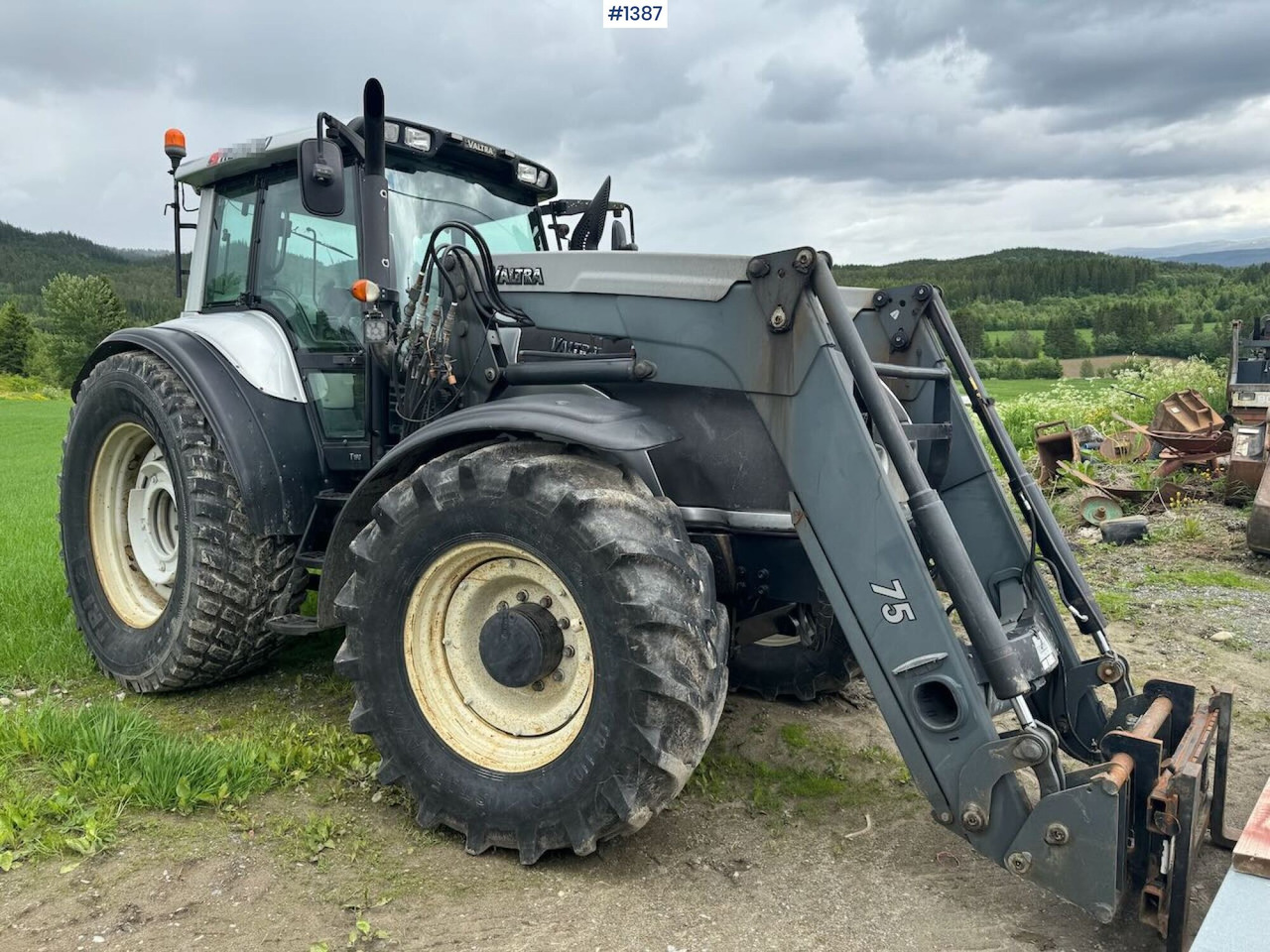 2007 Valtra T190 4x4 Tractor w/ bucket - Trator: foto 1 2007 Valtra T190 4x4 Tractor w/ bucket - Trator: foto 1