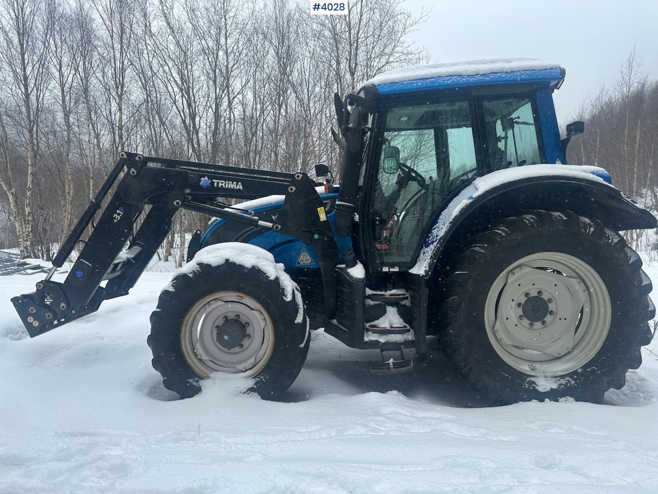 2012 Valtra N122 4x4 traktor w/ front loader and Dalen snow blower - Trator: foto 3 2012 Valtra N122 4x4 traktor w/ front loader and Dalen snow blower - Trator: foto 3