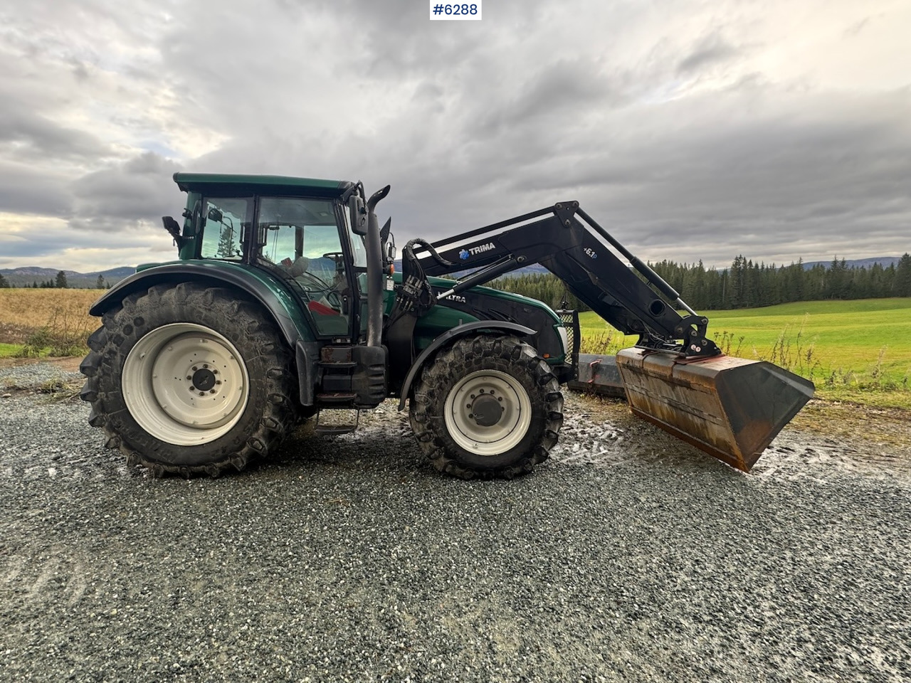 2013 Valtra T203 w/ Trima front loader, snow bucket, gravel bucket, pallet forks and timber clamp! - Trator: foto 3 2013 Valtra T203 w/ Trima front loader, snow bucket, gravel bucket, pallet forks and timber clamp! - Trator: foto 3