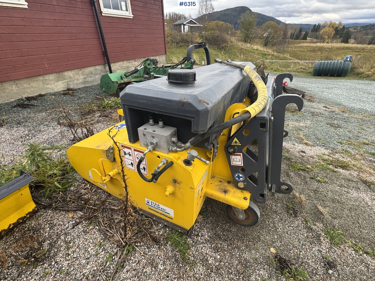 2016 VAMA 2000 Sweeping broom w/ side broom - Vassoura: foto 1 2016 VAMA 2000 Sweeping broom w/ side broom - Vassoura: foto 1