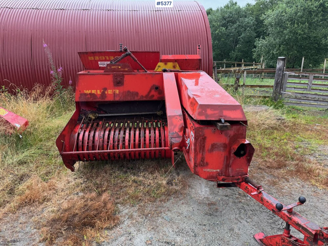 English: Welger AP 45 Square Baler - Máquina para produção de feno: foto 1 English: Welger AP 45 Square Baler - Máquina para produção de feno: foto 1