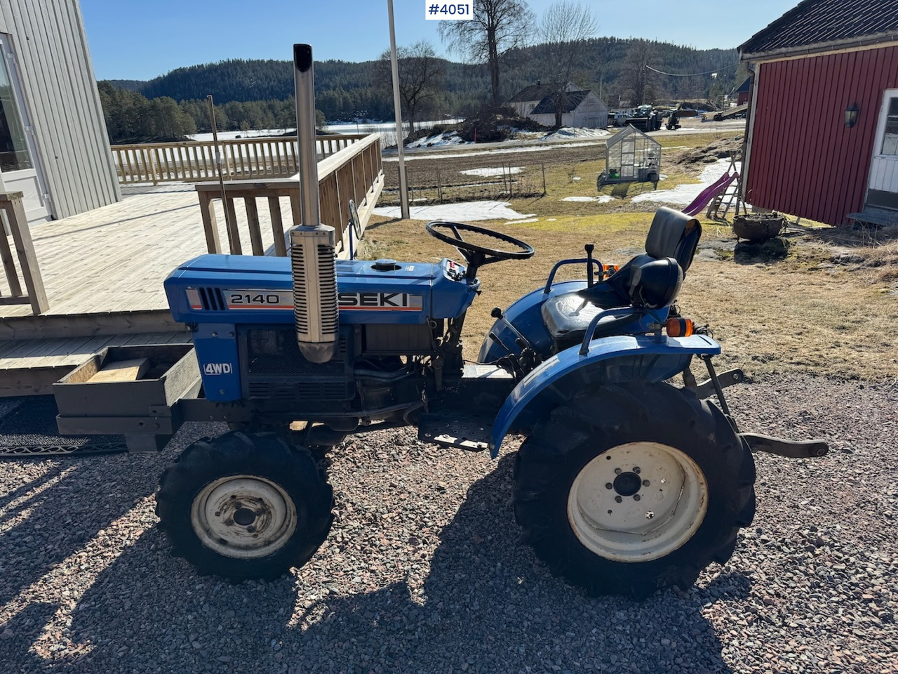 Iseki 2140 w/bucket, tiller and wood splitter. Low hours! - Trator: foto 1 Iseki 2140 w/bucket, tiller and wood splitter. Low hours! - Trator: foto 1